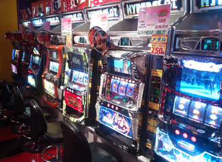 【悲報】パチスロのメダル盗もうと細工した１万円札を貸出機に入れたら…１万円札だけ取り込まれ失敗