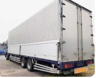 男性死亡…高さ1メートルから転落　トラック荷台から地面に落ちる　夕方前の路上、荷物が落下しないよう固定中　男性が転落した理由は不明、病院で息を引き取る