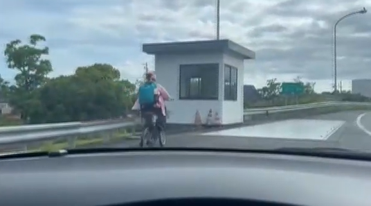 【静岡】まさか！びっくり！自転車の女性が東名高速道路を走行　焼津インターチェンジ付近