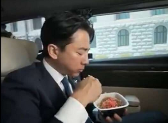 【X】小泉進次郎農水相「牛丼モグモグ」動画が反響　7千万回表示も小沢一郎氏は「国が終わる」