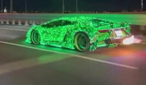 【違法改造】ド派手な電飾で火を噴く「ランボルギーニ」を不正に車検通させたか、6人の男を逮捕