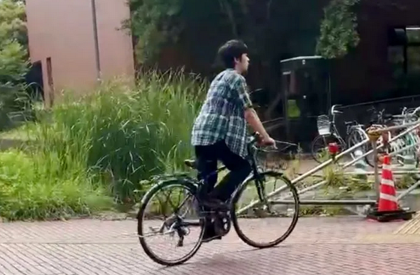 【皇室】《立ち漕ぎで疾走》キャンパスで悠仁さまが「ノーヘル自転車運転」　目撃者「すぐ後ろからSPたちが自転車で追いかける姿が新鮮でした」