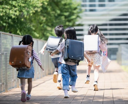 【モンペ】傘を忘れた子、雨の中「走って帰る」と判断→保護者が怒鳴り込み「風邪をひいたら責任を取ってくれるんですか？」　若手教員が直面した理不尽と学び
