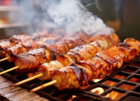 【東京】「串焼き一本ちょうだい」→ 2000円です　築地のインバウンド価格に驚愕、日本人客が貧富の差を感じた瞬間