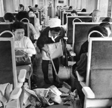 【画像】今から57年前　日本の電車内はゴミだらけだった　中国人と同じ〓