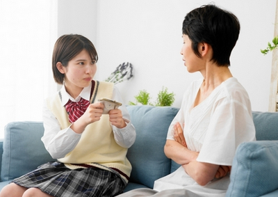 【お金】中学生の子に「毎月5000円」のお小遣いは少ない？ 他の家庭はどのくらい渡しているのでしょうか？