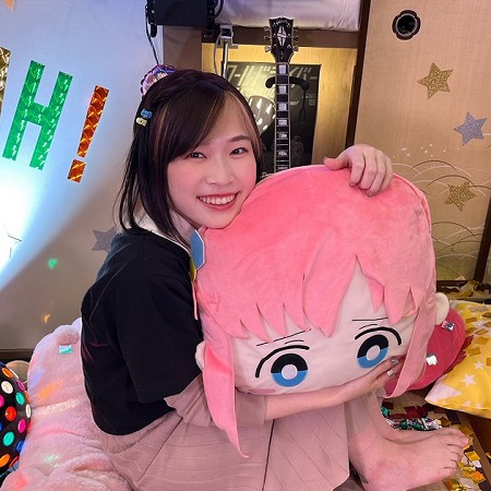 【朗報】声優の青山吉能さん(29)の制服姿、まだまだいける