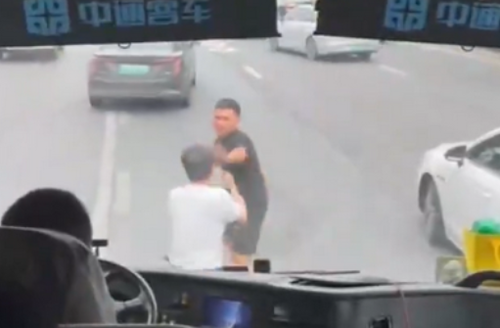 【動画】中国名物、運転手同士の路上格闘かこちらｗｗｗ