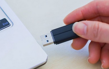 【オンラインorUSB】USBメモリを使うのは時代遅れ？紛失リスクが高いのに物理ストレージを使い続ける意味とは？
