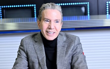 デーブ・スペクター、もう正体を隠さない 「イランへの爆撃は、イラン国民を『解放』するため」