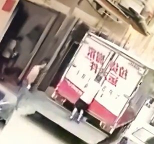 【動画】トラックのパワーゲートに挟まれる中国人