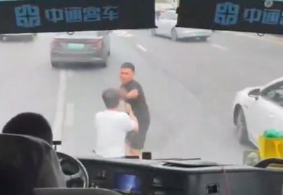 【動画】中国名物、運転手同士の路上格闘ｗｗｗｗｗｗ