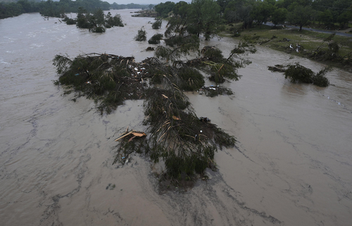 米テキサス州で洪水、24人死亡　キャンプ中の少女二十数人が不明