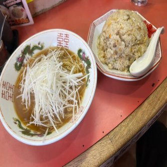 店員「1名でお待ちのネギラーメン大盛りとチャーハンセット様」ワイ「・・・」ｽｯ…