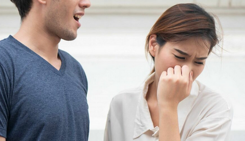 【夏の風物詩】「毎日シャワーしてるのに…」女性が逃げ出す“ニオイ男”の共通点。洗っても落ちない“盲点”とは