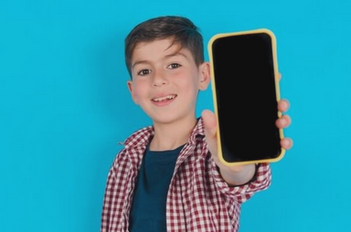 【スマホ】小5のわが子に「みんなiPhone持ってるのに…」と言われました。小学生に“12万円”は高いと思うのですが、安いAndroidとそんなに差があるのでしょうか？「機能差や必要性」を解説