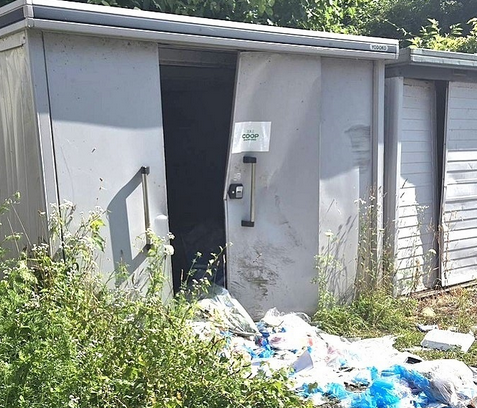 【ヒグマ速報】新聞配達員がクマに襲われ死亡した福島町、商業施設の金属製の物置が力ずくでこじ開けられる   住民の不安いつまで