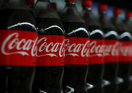 【米国を再び健康に】コカ・コーラの甘味料「本物のサトウキビ糖に」　トランプ氏、会社と合意　人工甘味料を問題視