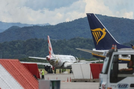 【衝撃】離陸中の航空機のエンジンに吸い込まれ男性死亡