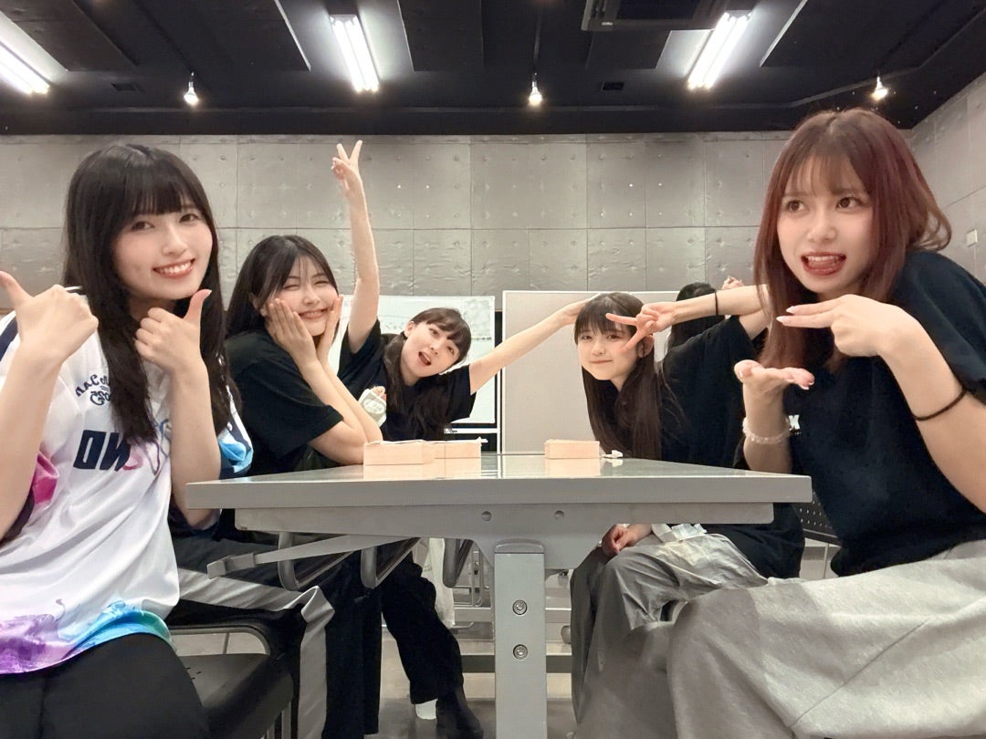 【匂わせ？】井上玲音×松本わかな×岡村美波×西田汐里×高瀬くるみ　グループ超えてお弁当食べたよ☆