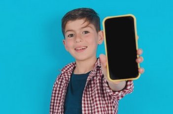 【スマホ】小5の我が子に「みんなiPhone持ってるのに…」と言われました。小学生に“12万円”は高いと思うのですが、安いAndroidとそんなに差があるのでしょうか？