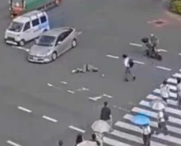 【動画】電動キックボードに乗った男　車にはねられる