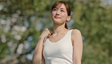 【ユニクロ】綾瀬はるかCM「ブラトップで外出」論争「ブラトップだけでなんか歩けるかよ」