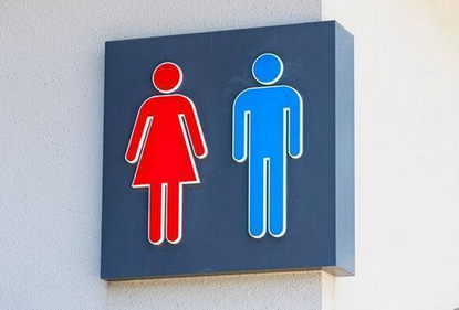 【トイレの記号】「青は男、赤は女という決めつけは良くない」「スカートは女、ズボンは男のシルエットも決めつけ」の声に浮上した「左右固定」案