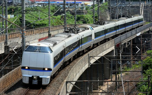 【滋賀】 特急サンダーバードにはねられ女性死亡　線路内に立ち入り、約１万８千人に影響