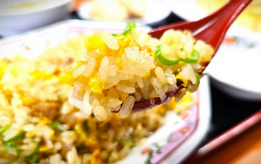 【食】「チャーハン、最後の一口をどう食べるか問題」箸を使う?意地でもれんげで?