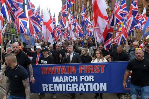 【ブリテン・ファースト】英国各地で反移民デモと反対派が衝突