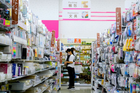 【お金を使わない族】日本人がお金を使わないのは「100円ショップが優秀すぎる」から…賃上げしても消費が戻らない"根深い理由"