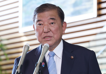 【政治】石破首相、夏休み入り　図書館で本借りる