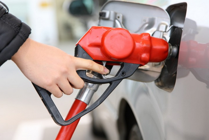 【国民呆れ】ガソリン減税のかわりに新税？　政府検討、車利用者から徴収案