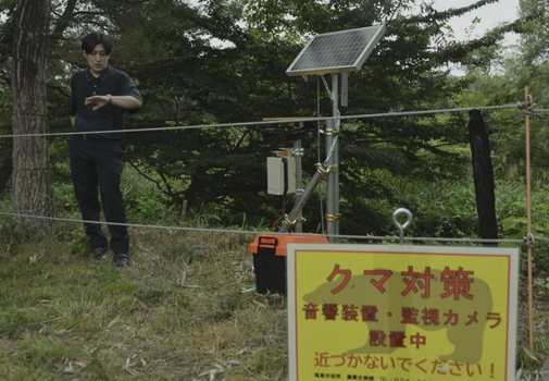 【福島】クマ逃げ出す音の「弾丸」装置　福島市が設置　「境界線学習させる」