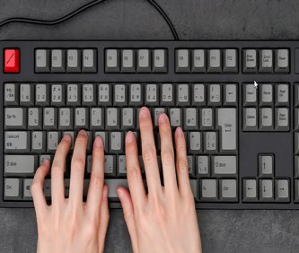 ２万５０００円もするキーボード２枚も買って分かった。キーボードはエレコムのメンブレンで十分。