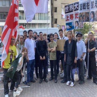 愛国者、「世界大戦上等だ」のプラカードに拉致被害者・横田めぐみさんの写真を使用して