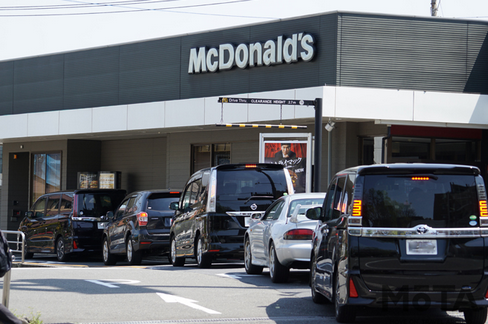 【画像】すでに日本マクドナルドは社会悪。全国で車カスによるマクド渋滞が発生中。道路を駐車場にして営業