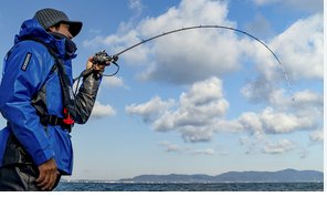 釣り竿を振り下ろした勢いで男子大学生が海に転落…高さ3ｍの防波堤に上がることができず友人が投げたクーラーボックスを浮き輪代わりに救助待つ_現場は釣り禁止_ライフジャケットつけず〈北海道小樽市〉