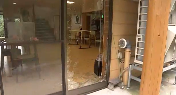【福島】「目と目が合った」窓ガラス突き破り、クマ侵入　早朝の高齢者介護施設　入所者らにけがなし　南会津町