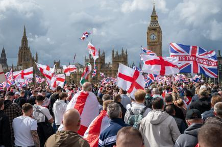 【イギリス・ロンドン中心部で反移民の大規模集会】11万人から15万人参加・・・デモ参加者 「この国はめちゃくちゃです、移民のせいだし、政府のせいでもある」