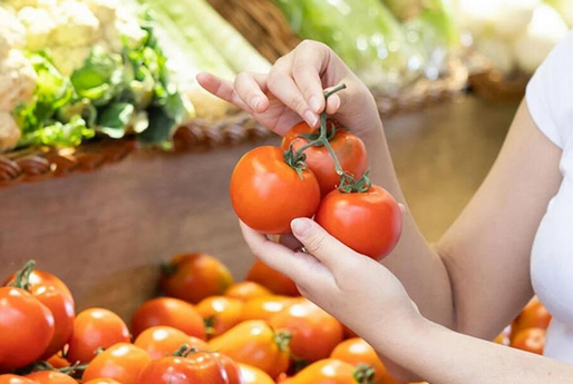 【話題】「スーパーで野菜をベタベタ触らないで！」投稿に賛否…「人がべたべた触ったものを買いたくない」「気にしすぎ」