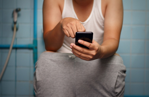【米国の研究】トイレでスマートフォンを使用すると痔のリスクが高まる