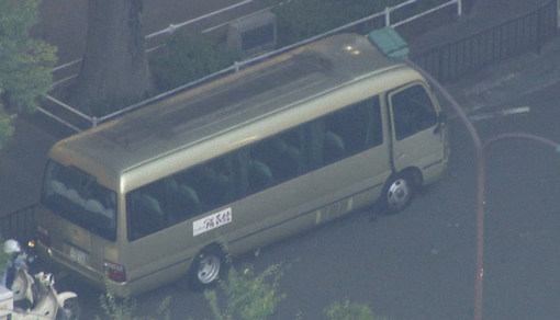 マクドナルド店舗にマイクロバス突っ込む　停車中に無人で動き出す　千葉・松戸市