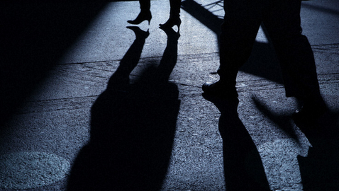【夜道の歩き方】夜道で「不審者」扱いされないために　男性にできる「一手間」