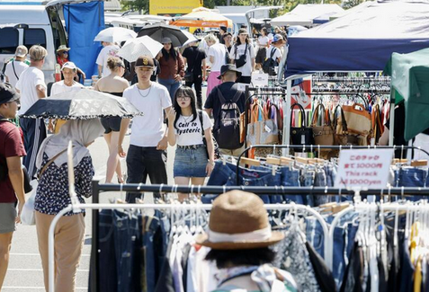 【節約】24年衣服代、バブル期から半減　月額3336円、共同通信分析
