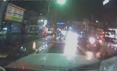 対向車のライトが路面に反射歩行者に気づかず急ブレーキ。静岡県警がドラレコを公開
