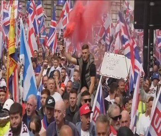 英国・スターマー首相「反移民デモの奴らさぁ、我が国の国旗ユニオンジャックを恐怖と分断の象徴に使うなよ」