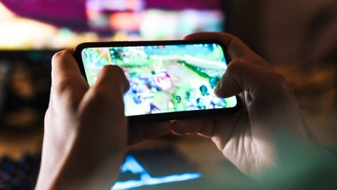 【悲報】なぜ貴殿らはスマホに10万20万出せるのにゲームの値段にはうるさいのか