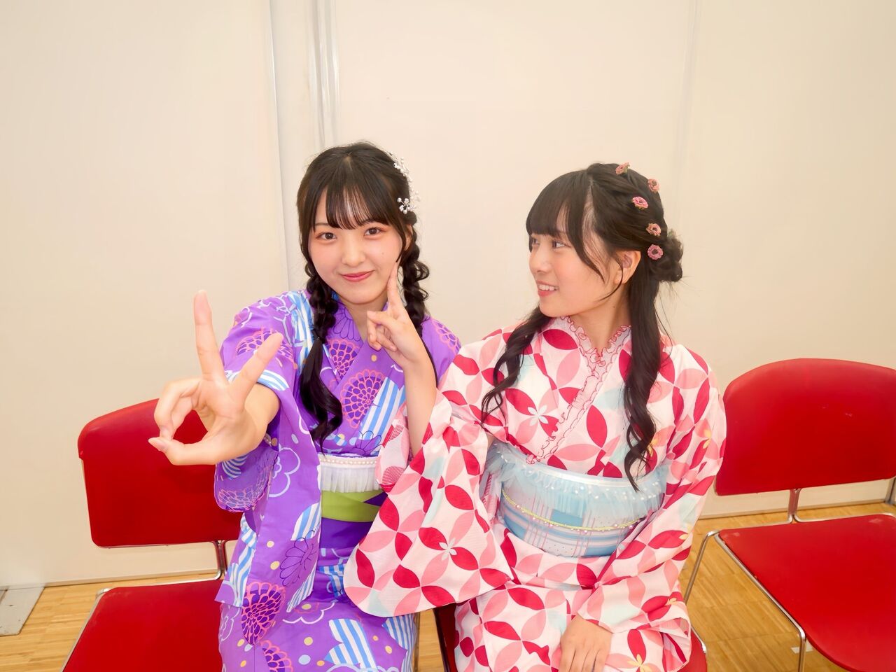 【偏愛】小野田華凜さん、またしても村越彩菜グッズをパクって持って帰るwww